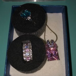 Two rings and a necklace brand new